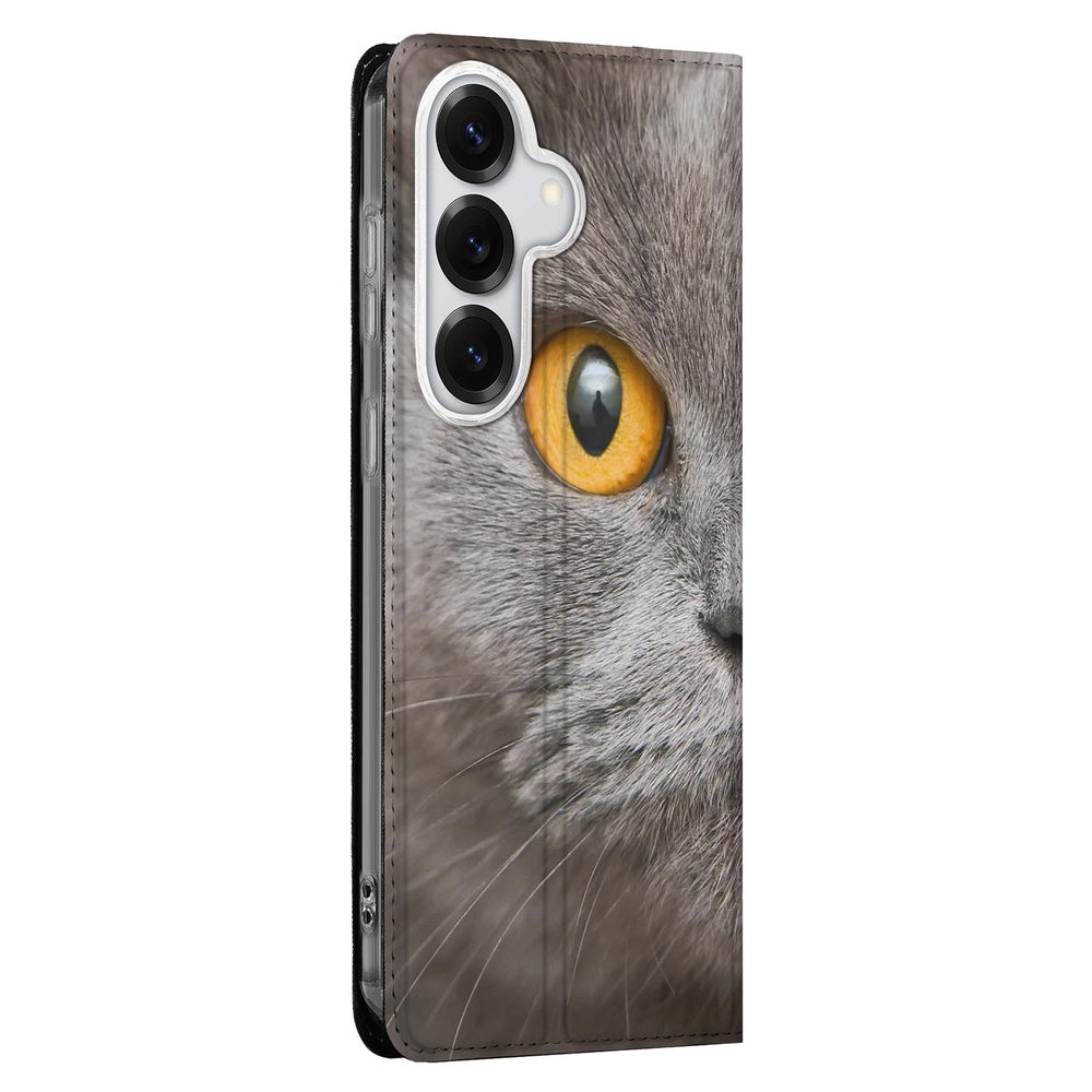 Samsung Galaxy S26 Plus Book Wallet Case Britse Korthaar zijaanzicht met grijze kat en oranje oog.