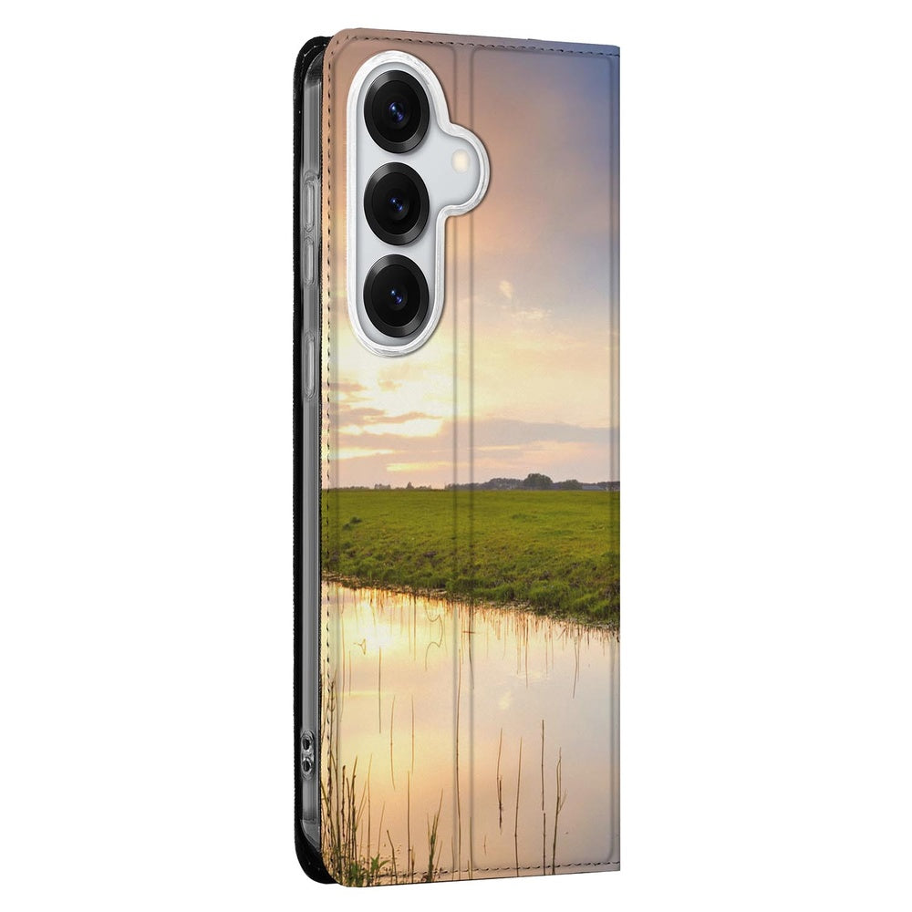 Samsung Galaxy S26 Plus Bookcase Koe landschap met weide ondergang zon vooraanzicht.