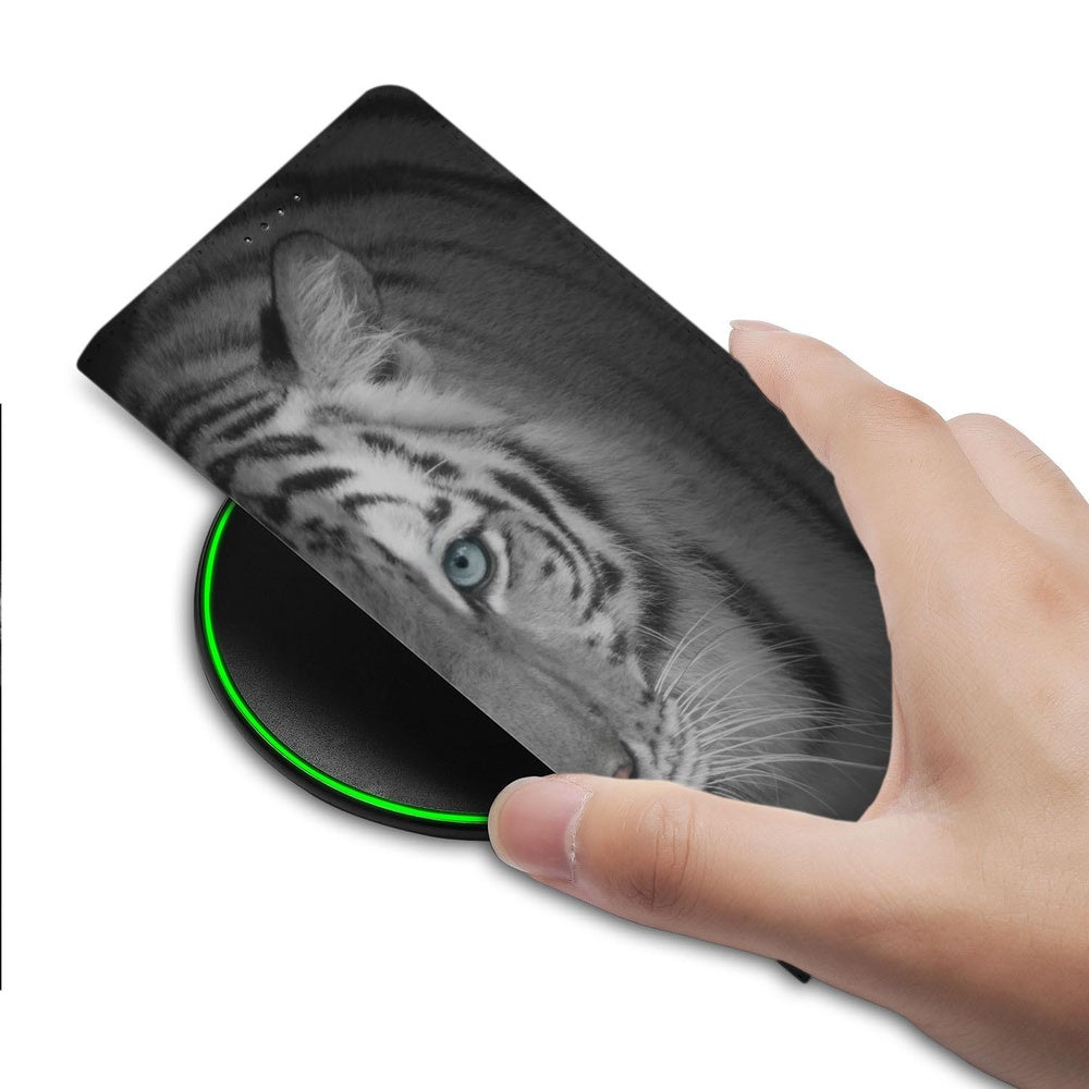 Samsung Galaxy S26 Plus Telefoonhoesje Tijger vooraanzicht met hand en draadloze oplader.