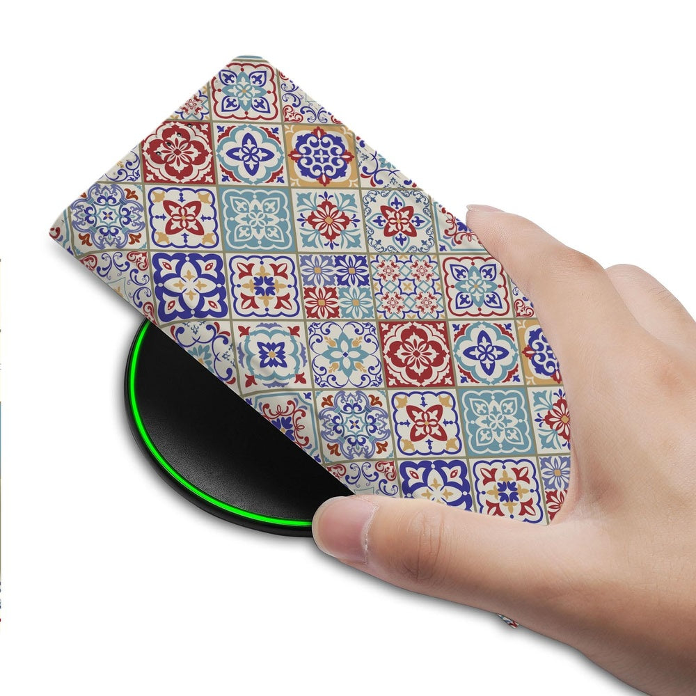 Samsung Galaxy S26 Plus Book Wallet Case Tiles Color detail met hand boven draadloze oplader.