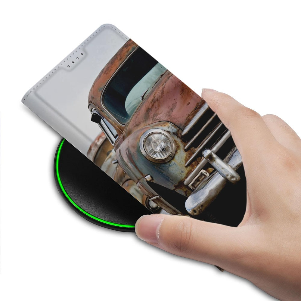 Samsung Galaxy S26 Plus Book Cover Vintage Auto detail weergave met hand en draadloze oplader.