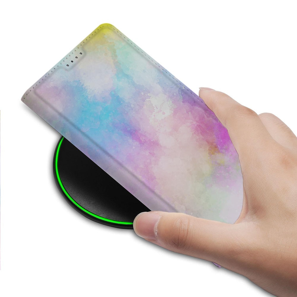 Samsung Galaxy S26 Plus Book Cover Watercolor Light detail aanraakbaarheid bij draadloze oplader.