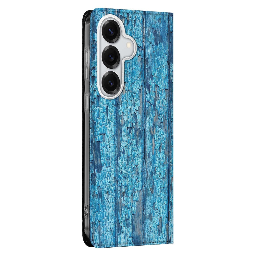 Samsung Galaxy S26 Plus Standcase Hoesje Wood Blue zijkant met blauwe houten print.