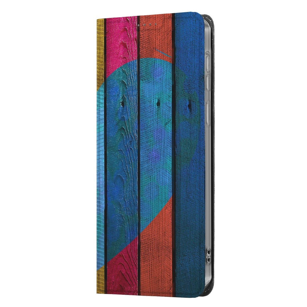 Samsung Galaxy S26+ Smart Cover Hoesje Wood Heart Detail. Kleurrijke houten hartprint op hoesje.