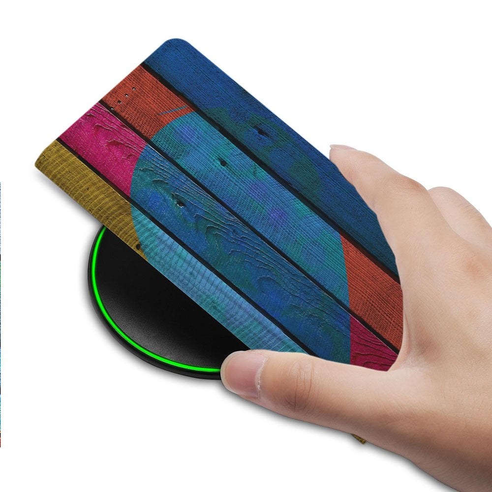 Samsung Galaxy S26+ Smart Cover Hoesje Wood Heart vooraanzicht hand en hoesje met kleurrijke houten design.