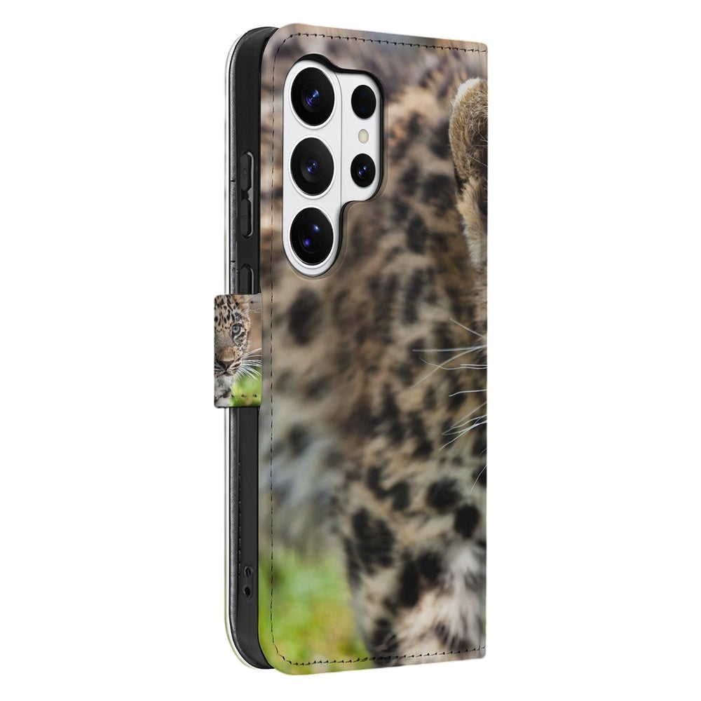 Samsung Galaxy S26 Ultra Bookcase Hoesje Met Pasjes Baby Luipaard met Pasjeshouder zijkant print leopard.