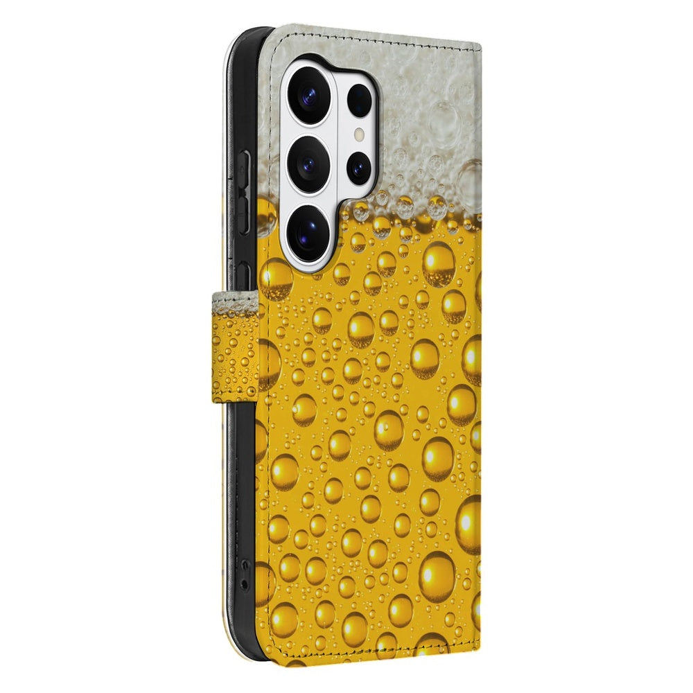 Samsung Galaxy S26 Ultra Book Cover Met Bier Print met Magnetische sluiting Zijkant met bierprint en druppels.