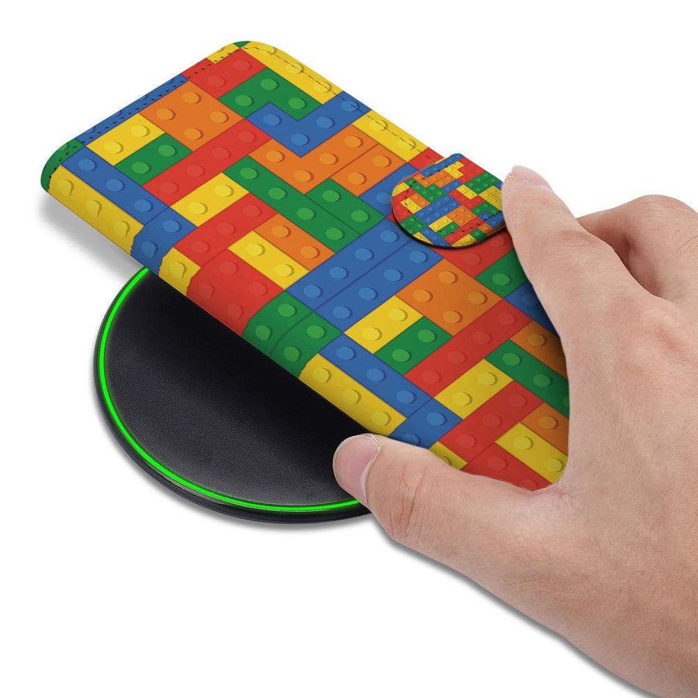 Samsung Galaxy S26 Ultra Hoesje Blokken Design met Pasjeshouder voorkant hand boven draadloze oplader.