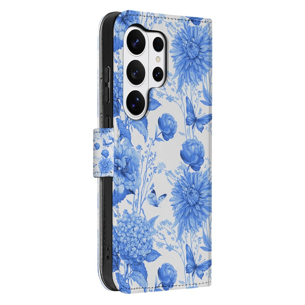 Samsung Galaxy S26 Ultra Portemonnee Hoesje Blauw Bloemen met Magnetische sluiting zijaanzicht met bloemenpatroon.