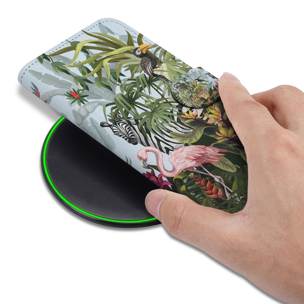 Samsung Galaxy S26 Ultra Hoesje Met Pasjes Jungle Design met Pasjeshouder hand met hoes op draadloze oplader.