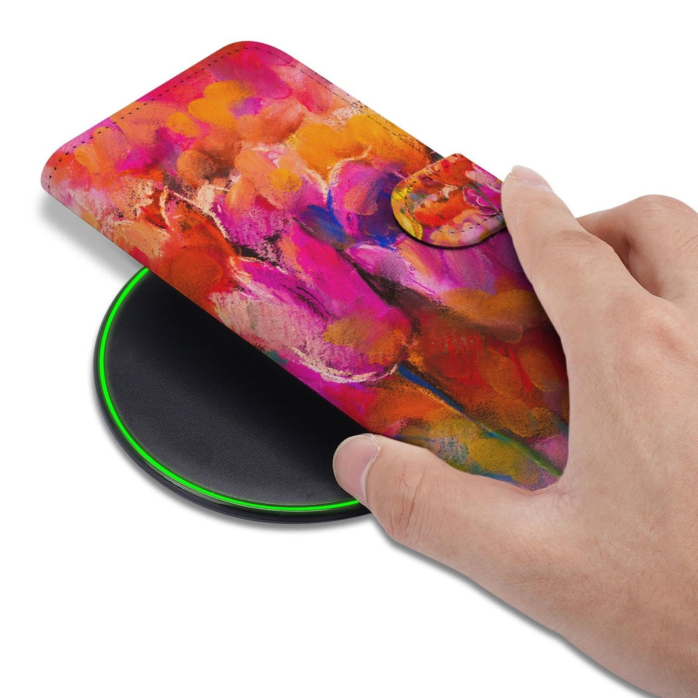 Samsung Galaxy S26 Ultra Bookcase Hoesje Tulips met Magnetische sluiting hand detail bij draadlozer opladen.