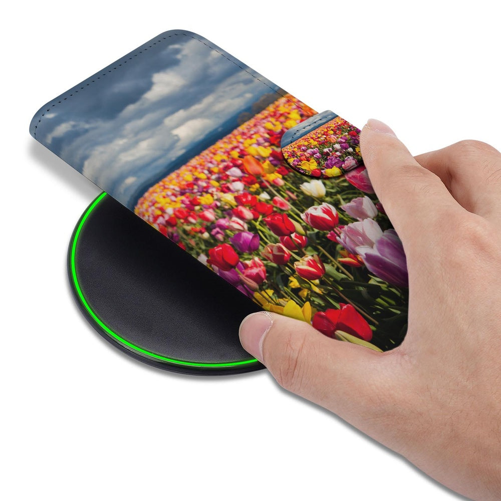 Portemonnee Hoesje Samsung Galaxy S26 Ultra Tulpen Motief met Pasjeshouder Aanzicht met hand en tulpenpatroon.
