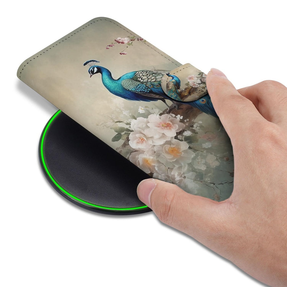 Telefoonhoesje Met Pasjes Vintage Pauw Design Samsung Galaxy S26 Ultra met Pasjeshouder detail aanraakt draadloze oplader.