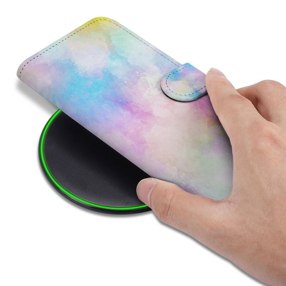 Samsung Galaxy S26 Ultra Bookcase Hoesje Met Pasjeshouder Watercolor Light met Pasjeshouder detail met hand.