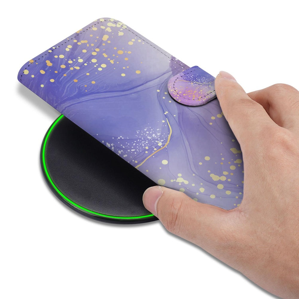 Watercolor Paars Hoesje Samsung Galaxy S26 Ultra met Magnetische sluiting detail hand op wireless oplader.
