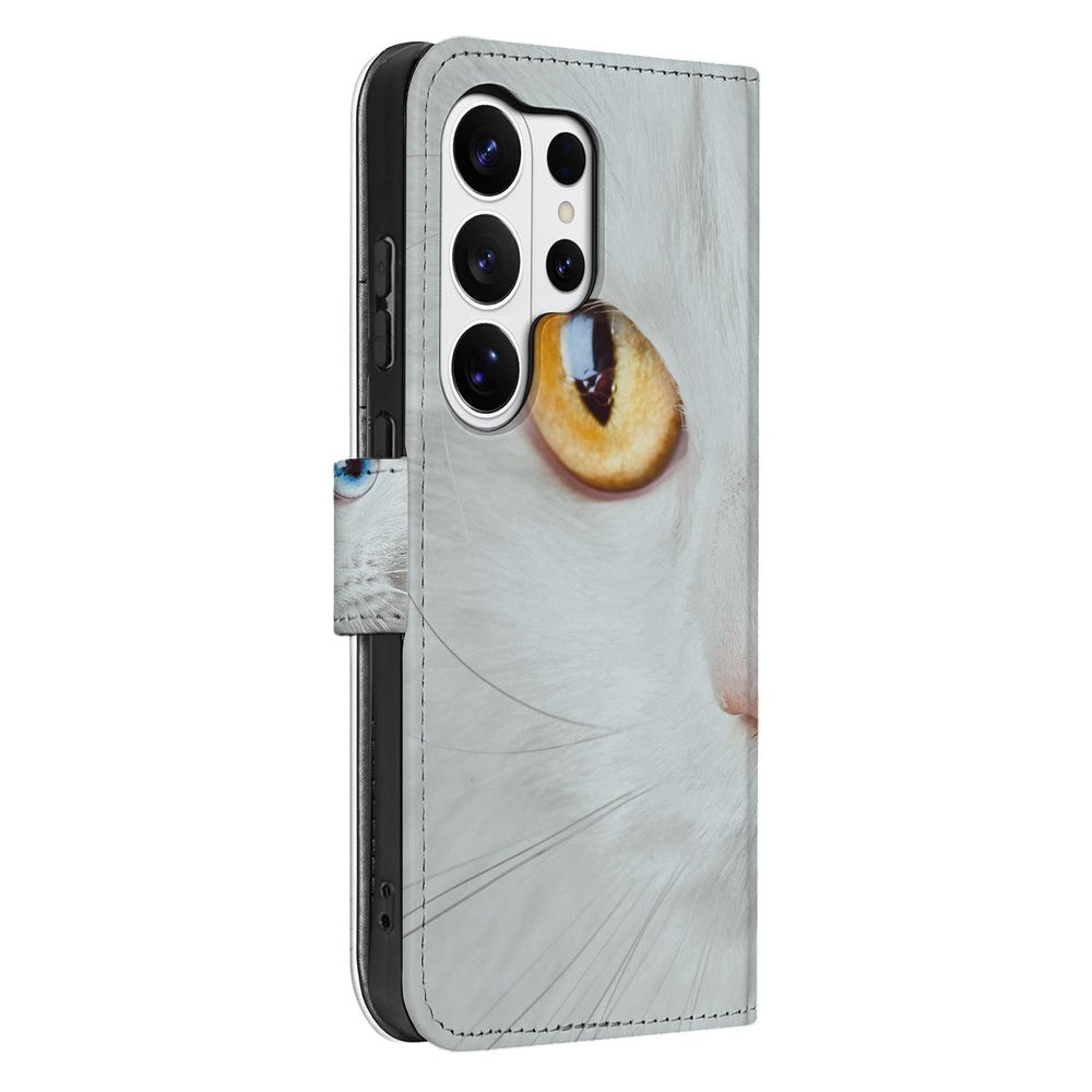 Book Case Samsung Galaxy S26 Ultra Witte Kat Dierenprint met Magnetische sluiting Voorzichtige aanzicht.