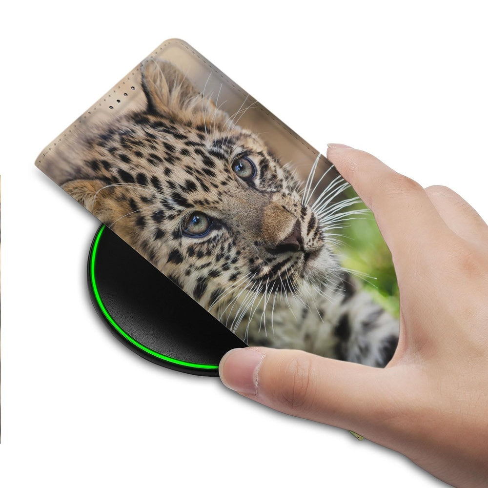 Samsung Galaxy S26 Ultra Book Cover Baby Luipaard detail van baby luipaard op hoesje met hand ernaast.