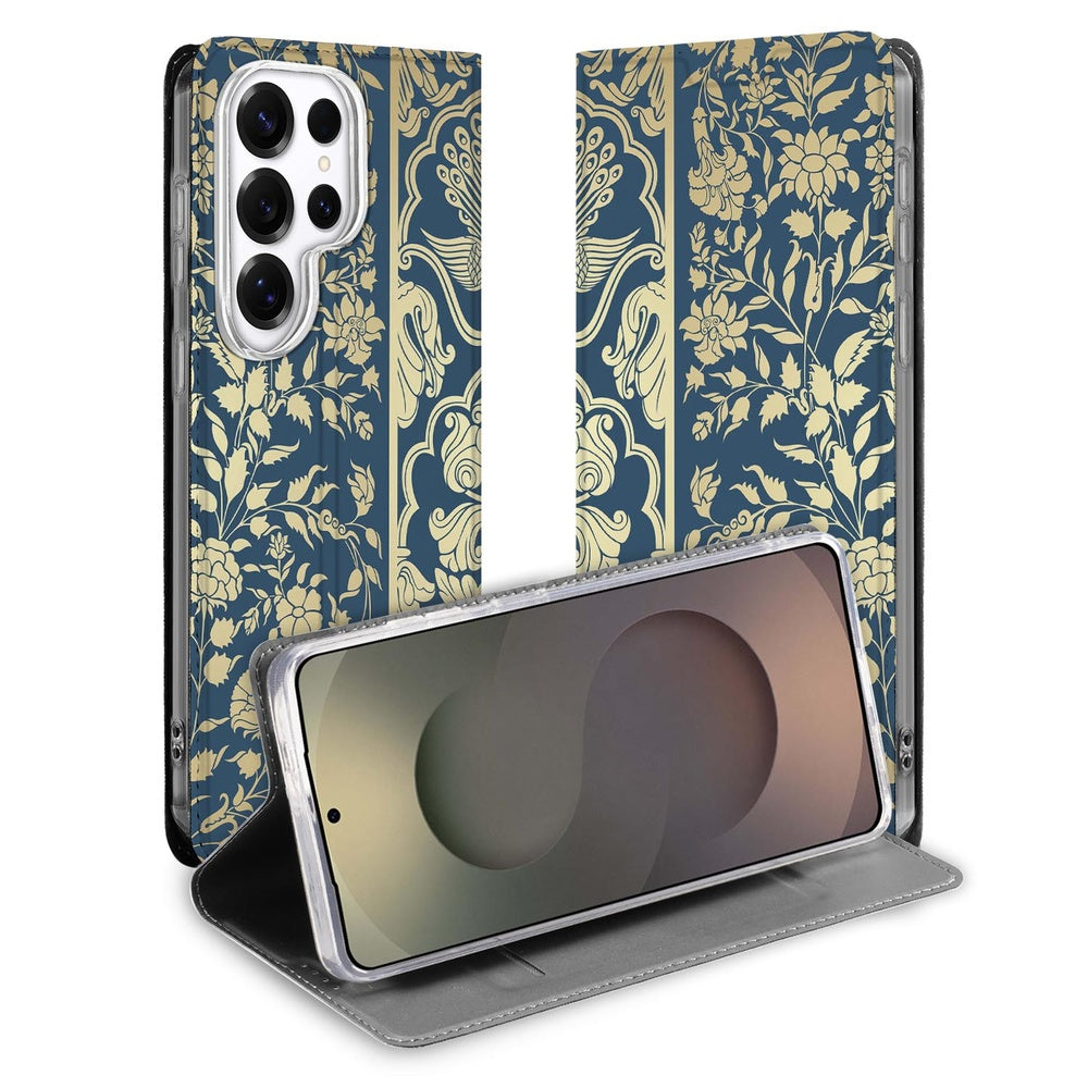 Samsung Galaxy S26 Ultra Bookcase Beige Flowers voorkant met beige bloemendessin op donkerblauwe achtergrond.