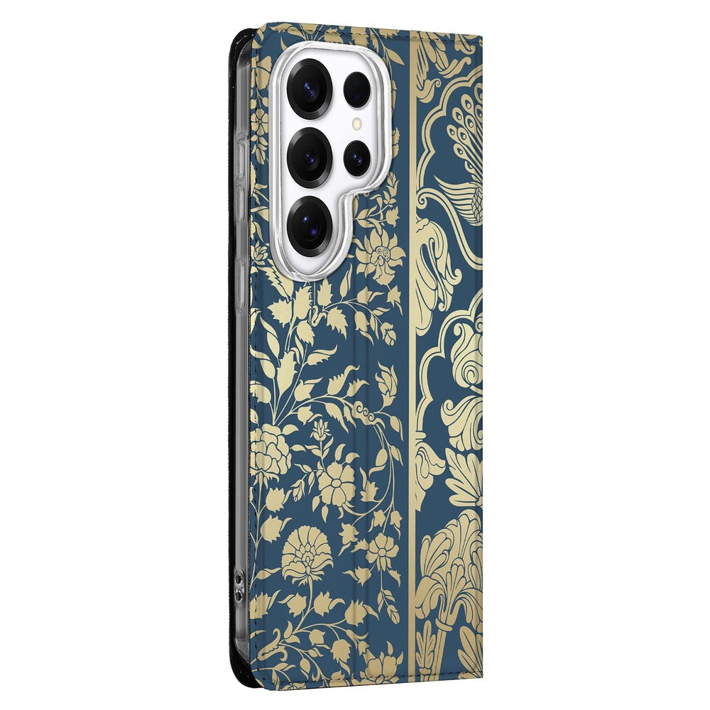 Samsung Galaxy S26 Ultra Bookcase Beige Flowers detailzijde beige bloemenprint op donkerblauwe achtergrond.