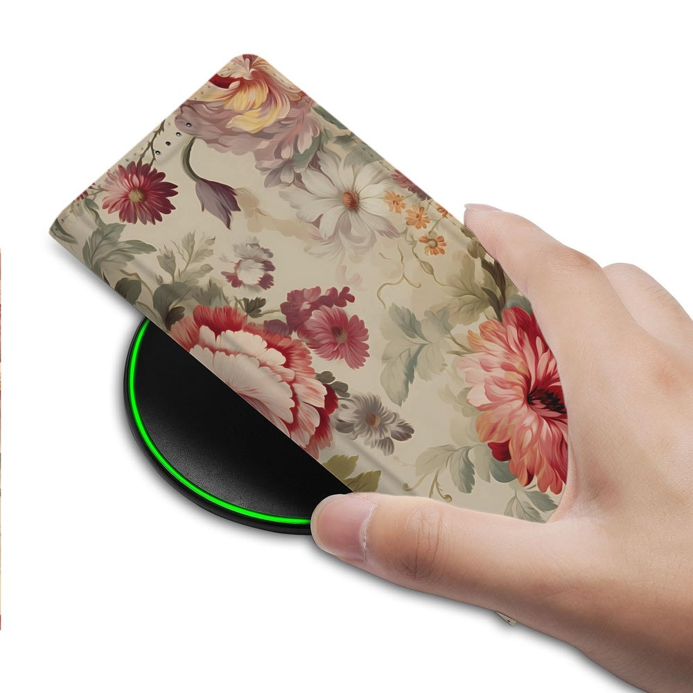 Samsung Galaxy S26 Ultra Book Cover Bloemen detail met hand en draadloze oplader.