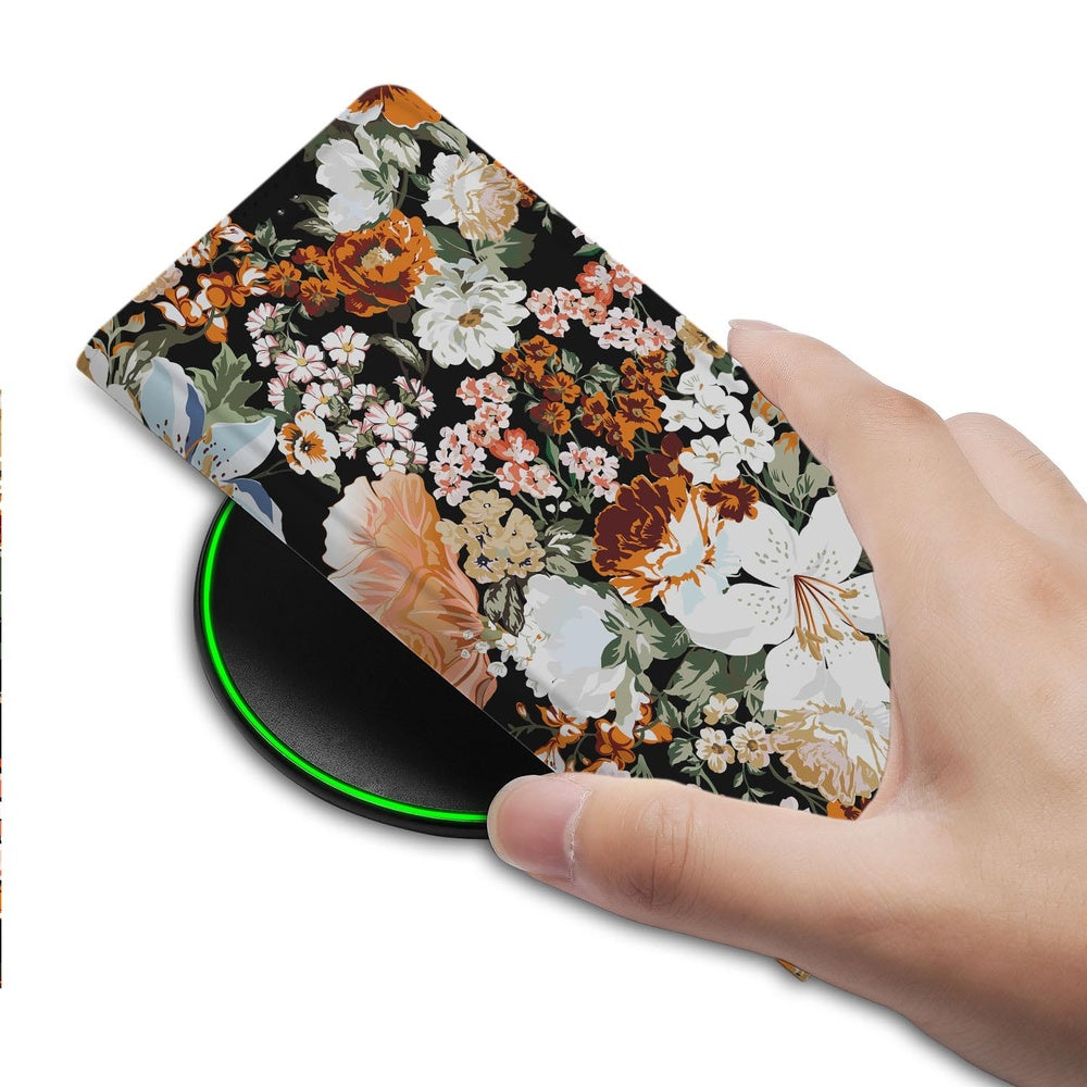 Samsung Galaxy S26 Ultra Flip Style Cover Dark Flowers detail met hand en oplader.