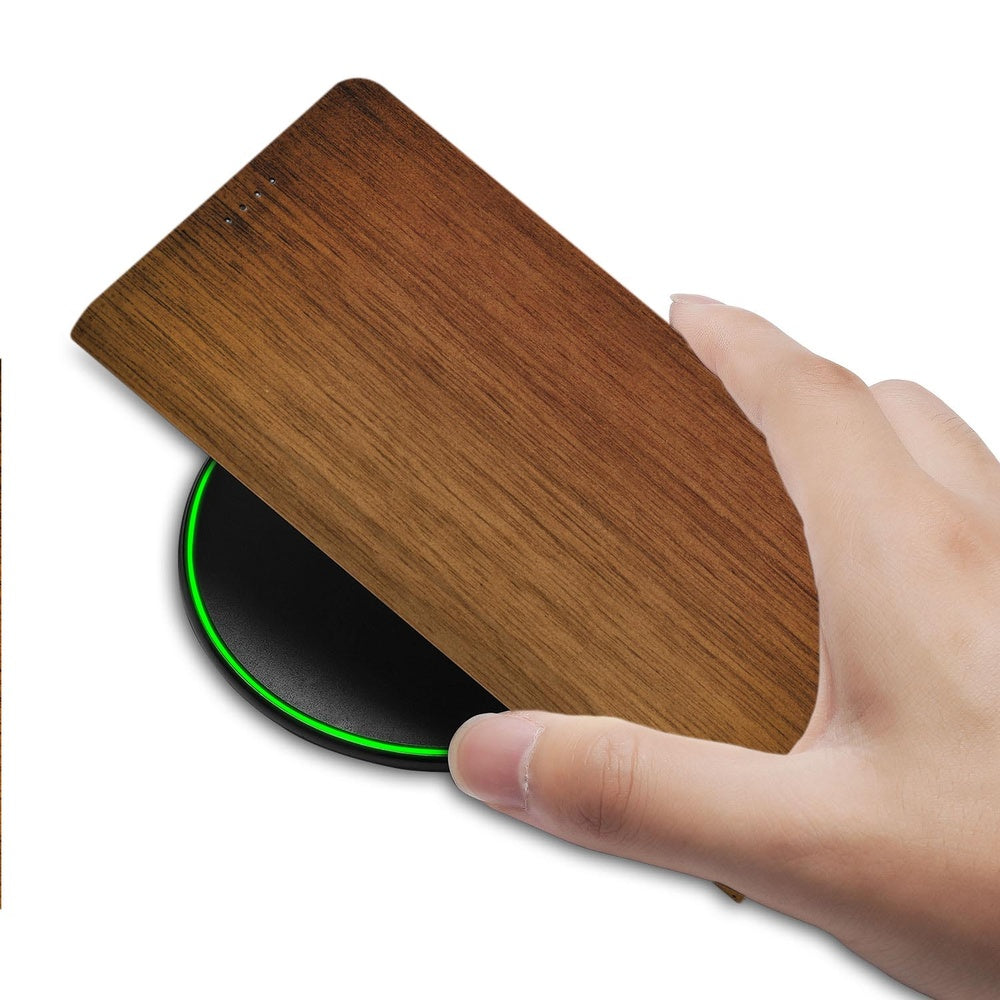 Samsung Galaxy S26 Ultra Smart Cover Hoesje Donker Hout detail van bovenaf met draadloze oplader.
