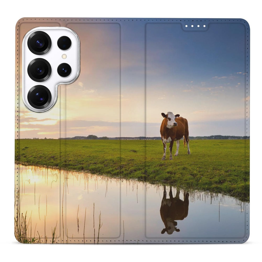 Samsung Galaxy S26 Ultra Book Cover Koe voor aanzicht met koe bij zonsondergang en spiegeling in water.