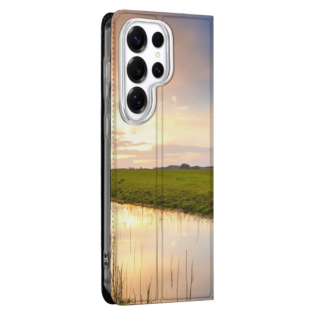 Samsung Galaxy S26 Ultra Book Cover Koe zonsondergang landschapsontwerp zijkant.