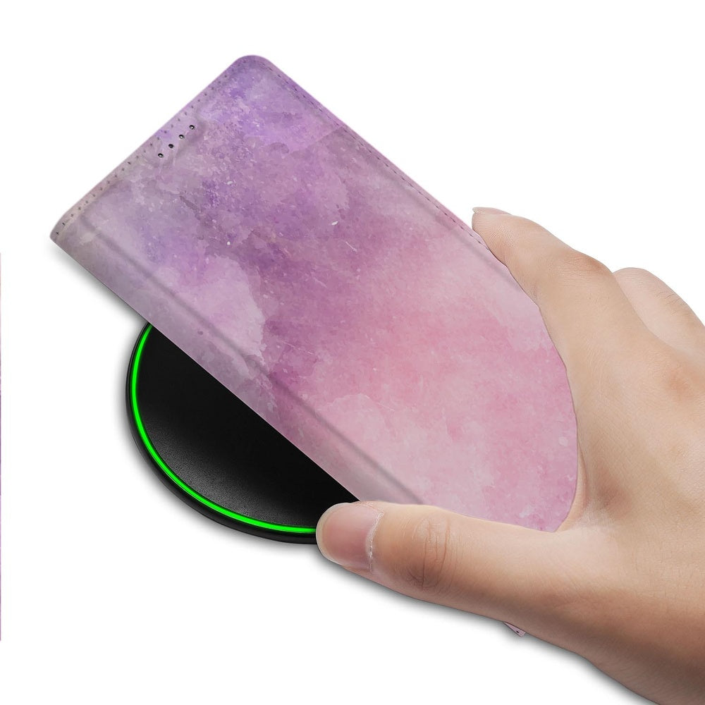 Samsung Galaxy S26 Ultra Book Case Pink Purple Paint Voorkant op draadloze oplader.