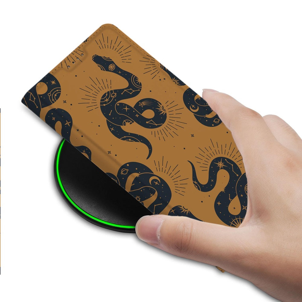 Samsung Galaxy S26 Ultra Book Case Snakes vooraanzicht met hand op hoesje.