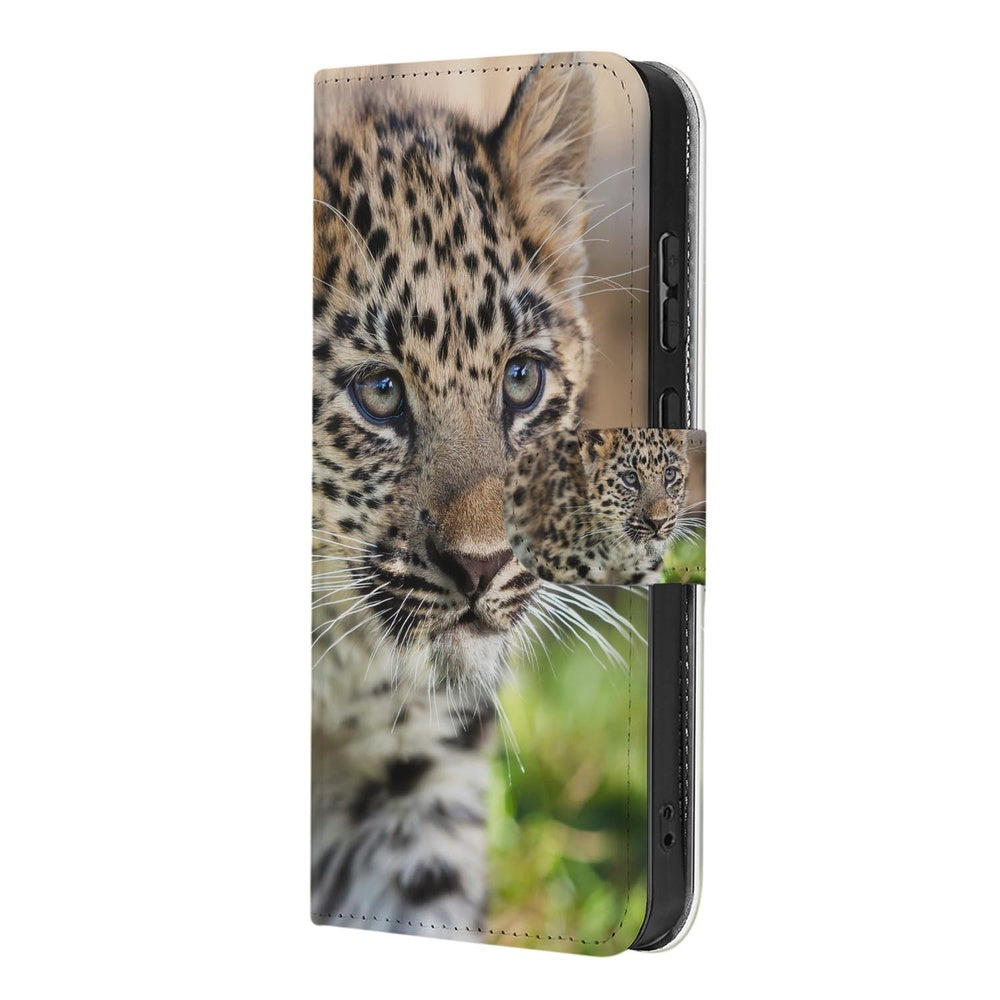 Samsung Galaxy S26 Bookcase Hoesje Met Pasjes Baby Luipaard Vooraanzicht.