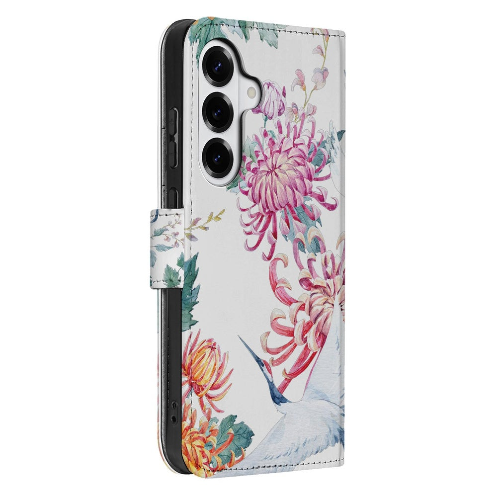 Samsung Galaxy S26 Bookcase Hoesje Met Pasjes Bird Flowers Print Zijkant.het hoesje heeft een kleurrijke bloemenprint.