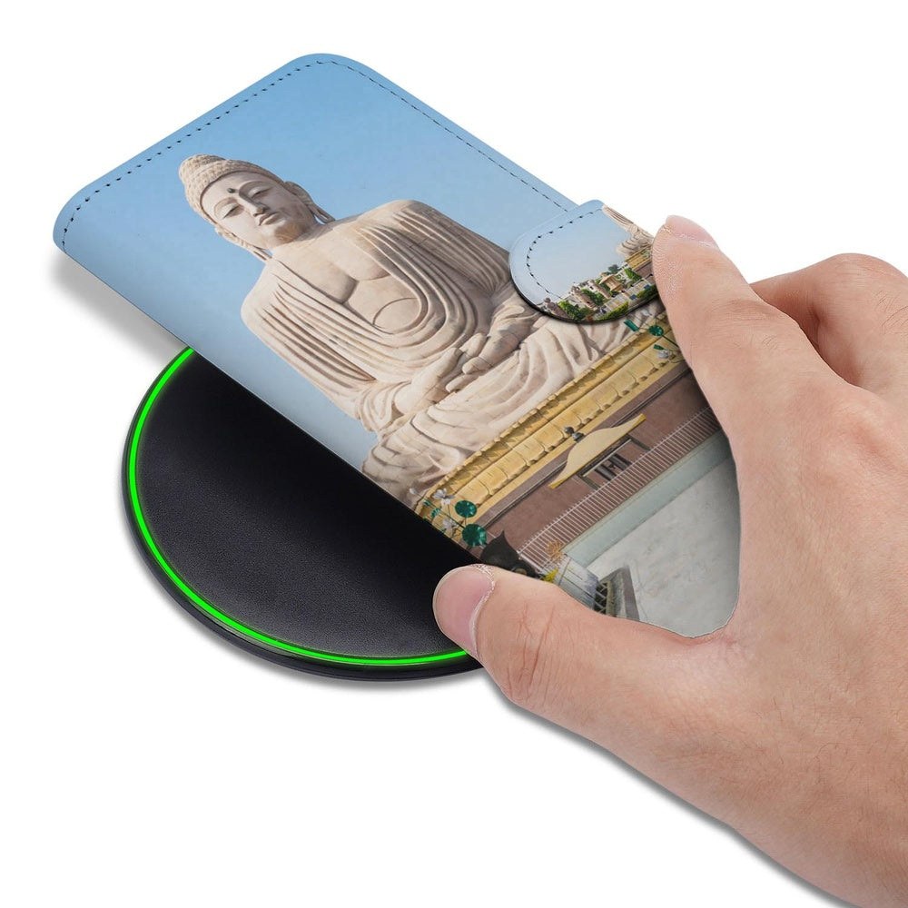 Samsung Galaxy S26 Book Case Boeddha voorkant met Boeddha-illustratie op een draadloze oplader.