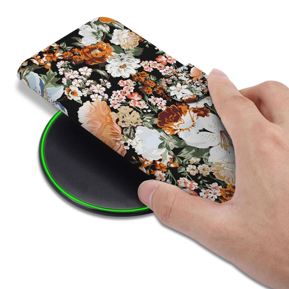 Samsung Galaxy S26 Portemonnee Hoesje Dark Flowers detail hand telefoon opladen.