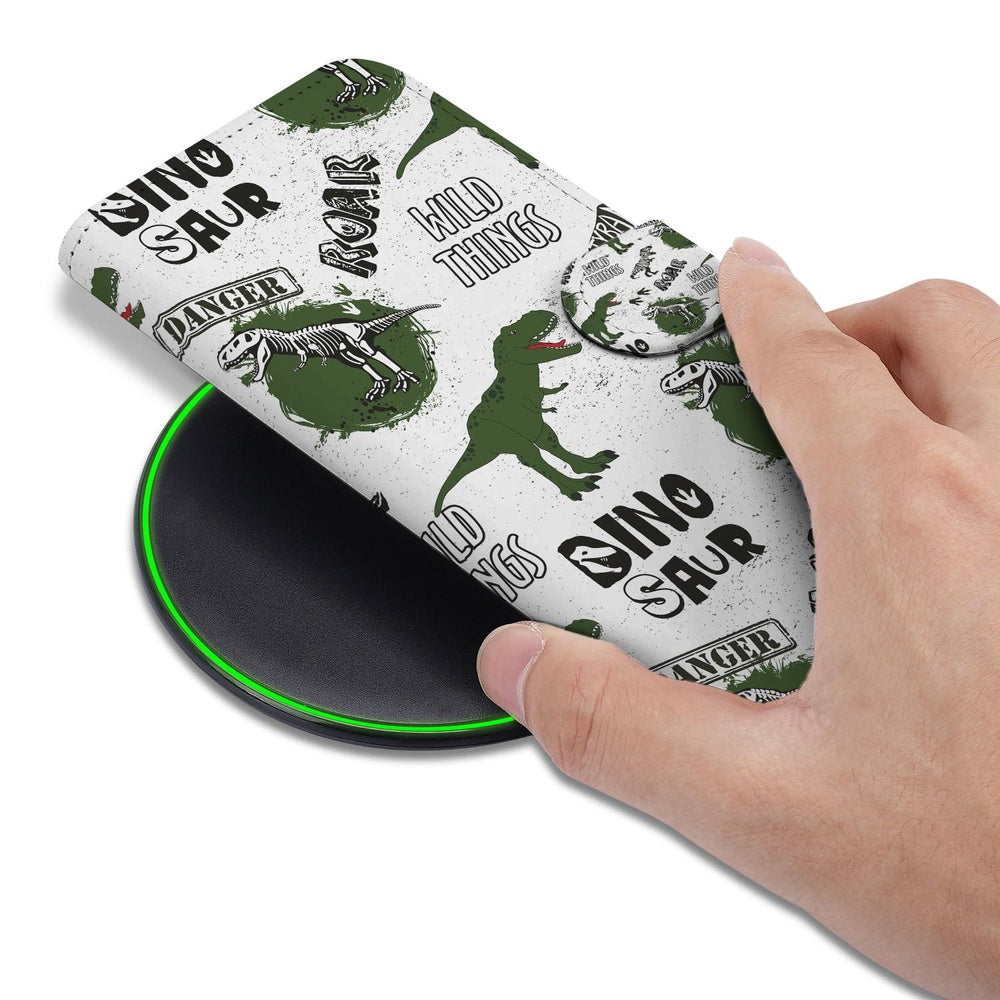 Samsung Galaxy S26 Book Case Met Pasjes Dino Print detail afbeelding hand met hoes op draadloze oplader.