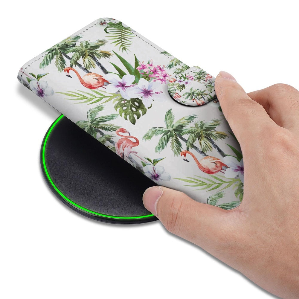 Samsung Galaxy S26 Telefoonhoesje Flamingo Palms Vooraanzicht met hand op telefoonhoesje.