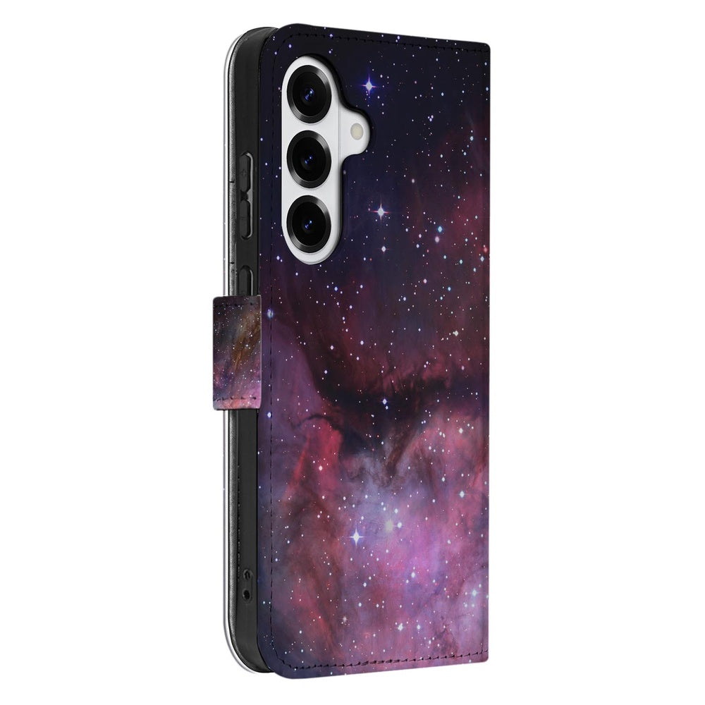 Bookcase Hoesje Samsung Galaxy S26 Heelal Design paars-galaxy patroon zijkant.