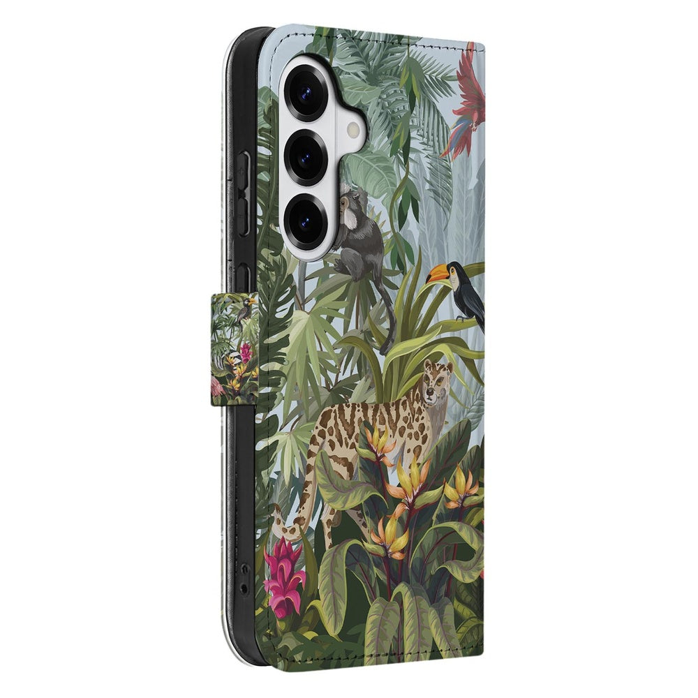 Samsung Galaxy S26 Bookcase Hoesje Met Pasjes Jungle Design Jungle design zijkant met leeuw, papegaai, en tropische bloemen.
