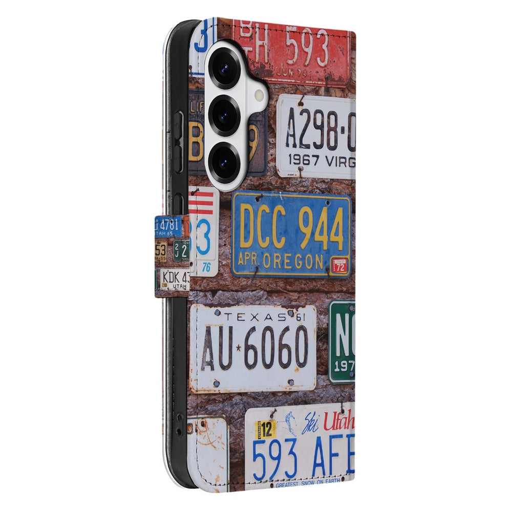 Samsung Galaxy S26 Book Case Kentekenplaten met speelse collage van kentekenplaten en premium uitstraling.