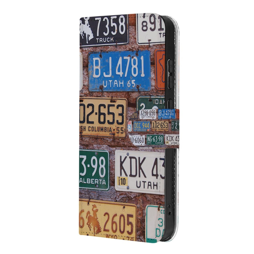 Samsung Galaxy S26 Book Case Kentekenplaten met collage van kleurrijke kentekenplaten op de hoes.