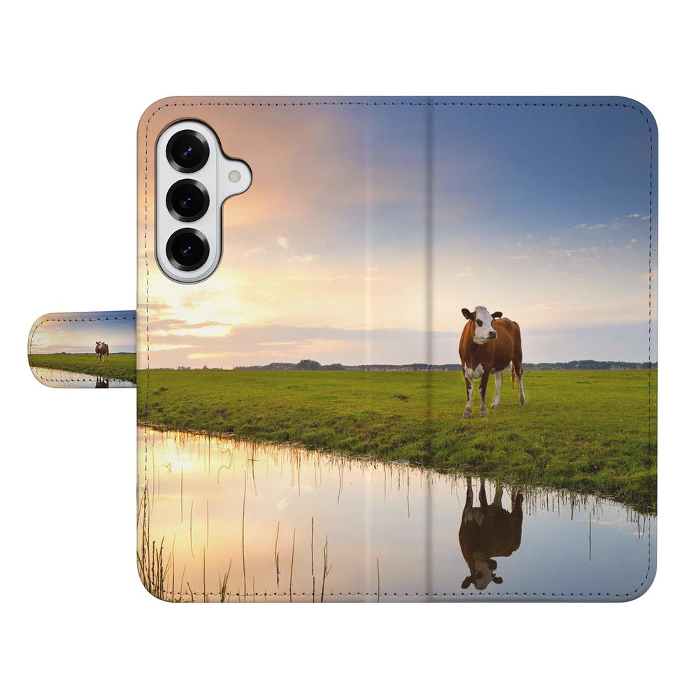 Samsung Galaxy S26 Telefoonhoesje Koeienprint Zwart Wit met afbeelding van een koe in een weiland.