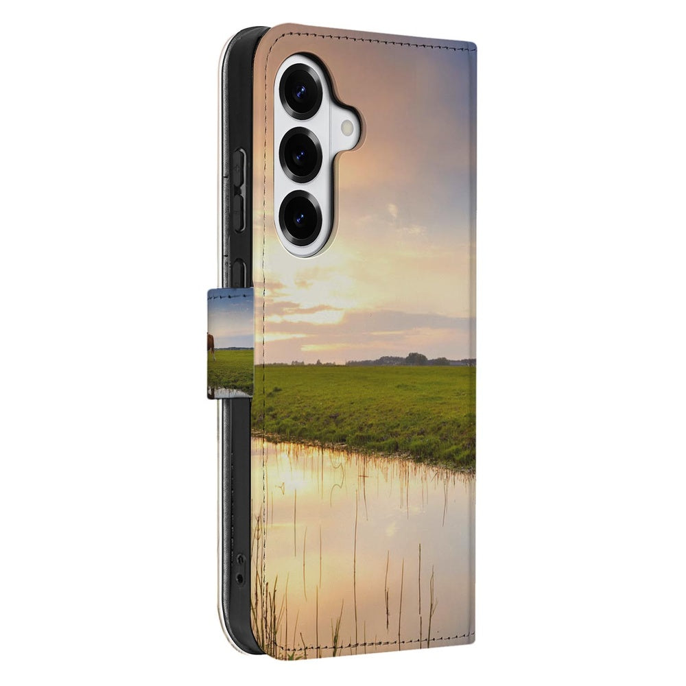 Samsung Galaxy S26 Telefoonhoesje Koeienprint Zwart Wit met een afbeelding van een landschap met water en gras.