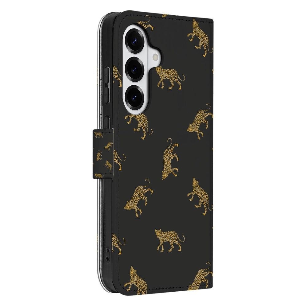 Telefoonhoesje Samsung Galaxy S26 Luipaardprint met gouden luipaarden op zwarte achtergrond.
