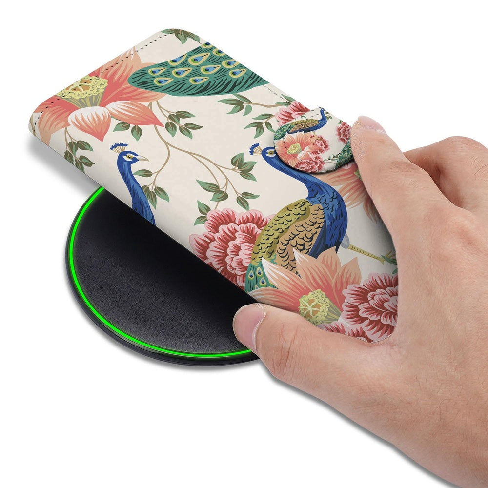 Samsung Galaxy S26 Portemonnee Hoesje Pink Peacock detail met hand op oplader.