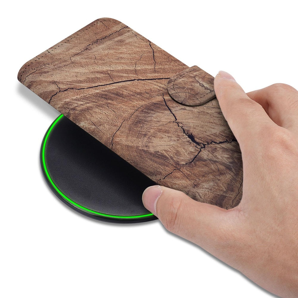 Samsung Galaxy S26 Book Case Boomstam Bruin bovenaanzicht hand smartphone opladen.