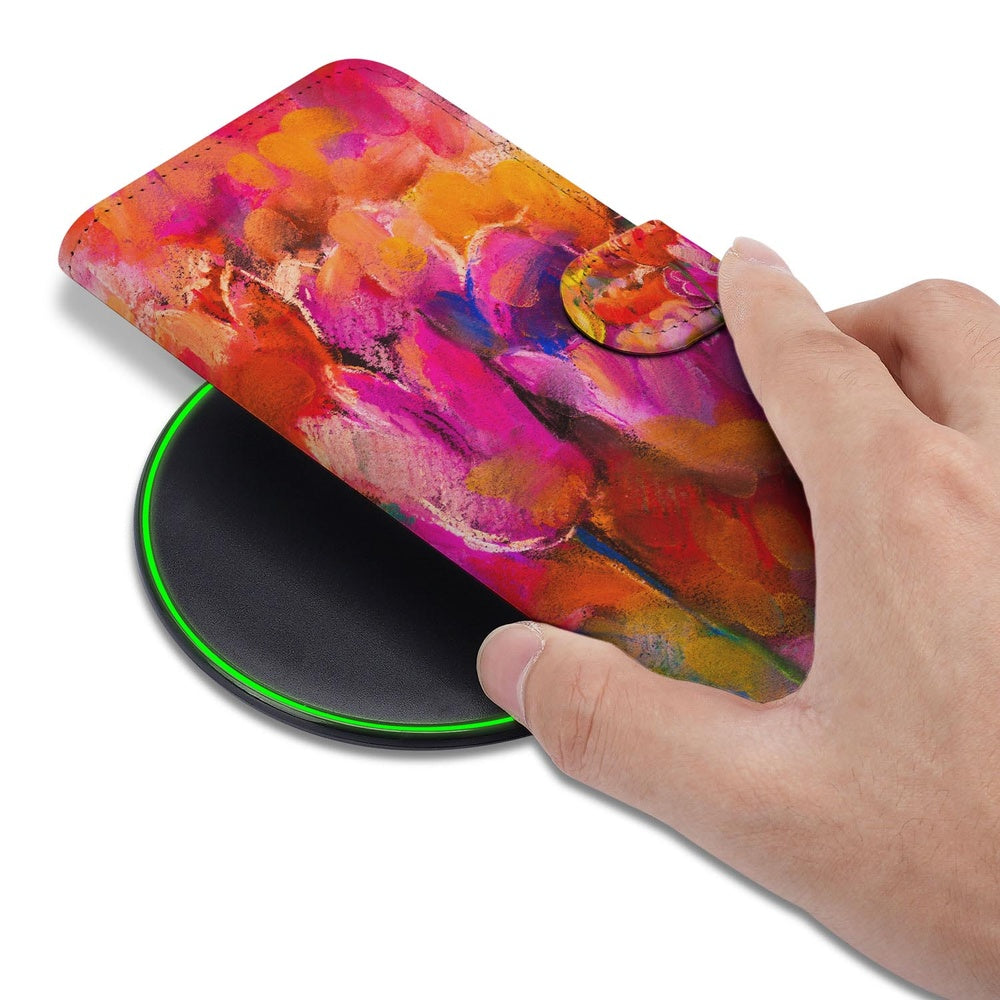 Samsung Galaxy S26 Bookcase Hoesje Tulips hand op hoesje met roze en paarse tulpenprint en draadloze oplader.