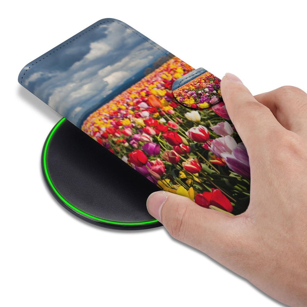 Samsung Galaxy S26 Portemonnee Hoesje Tulpen Motief detail met hand op draadloze lader.