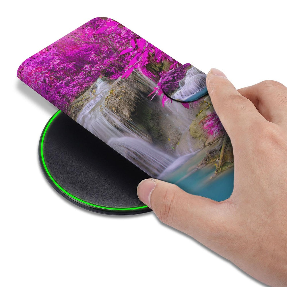 Samsung Galaxy S26 Portemonnee Hoesje Waterval Paars hand boven hoesje op draadloze oplader.