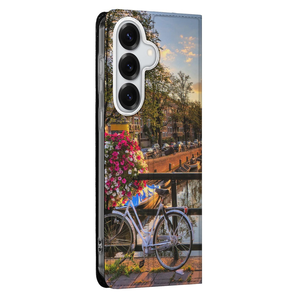 Samsung Galaxy S26 Book Cover Amsterdamse Grachten fietsen op brug met bloemen aan waterzijde.