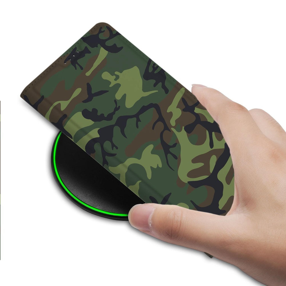 Samsung Galaxy S26 Telefoonhoesje Army Dark detail met camouflageprint op draadloze oplader.
